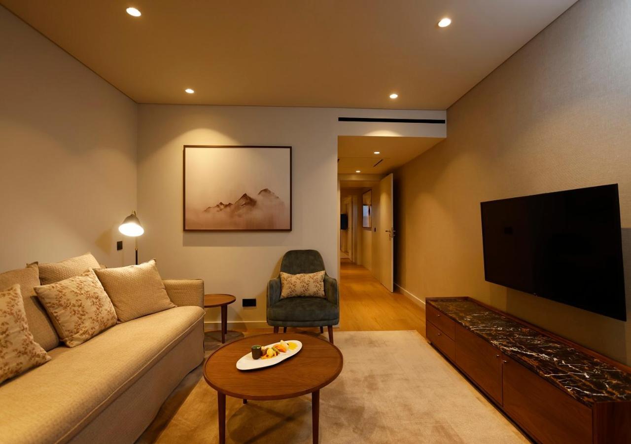 Montebelo Viseu Congress Hotel & Spa Εξωτερικό φωτογραφία A living room in a suite at the hotel